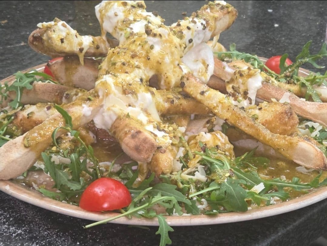 PANPIZZA-STREIFEN, STRACCIATELLA, PISTAZIENPESTO UND GRANA PADANO-SPÄNE (13)