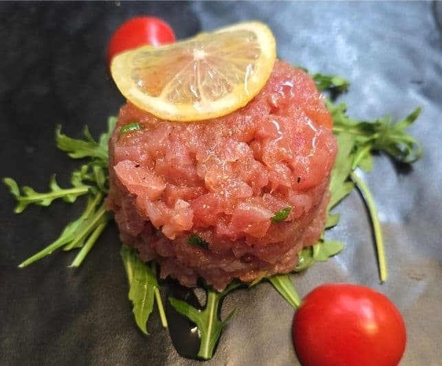 THUNFISCH*-TARTAR MIT MINZE, KAPERN, SOJA, MANDELN UND ORANGE (4, 12)
