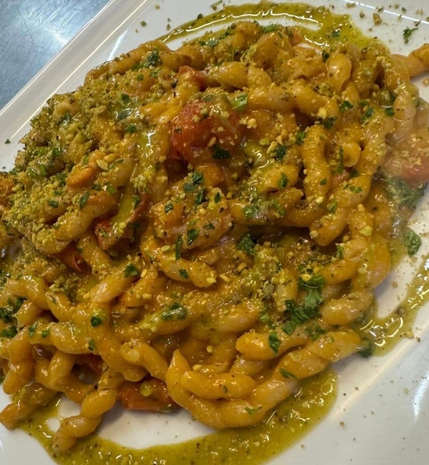 BUSIATE ODER REIS MIT ROTER GARNELE*, KIRSCHTOMATE UND PISTAZIENPESTO (2, 13)