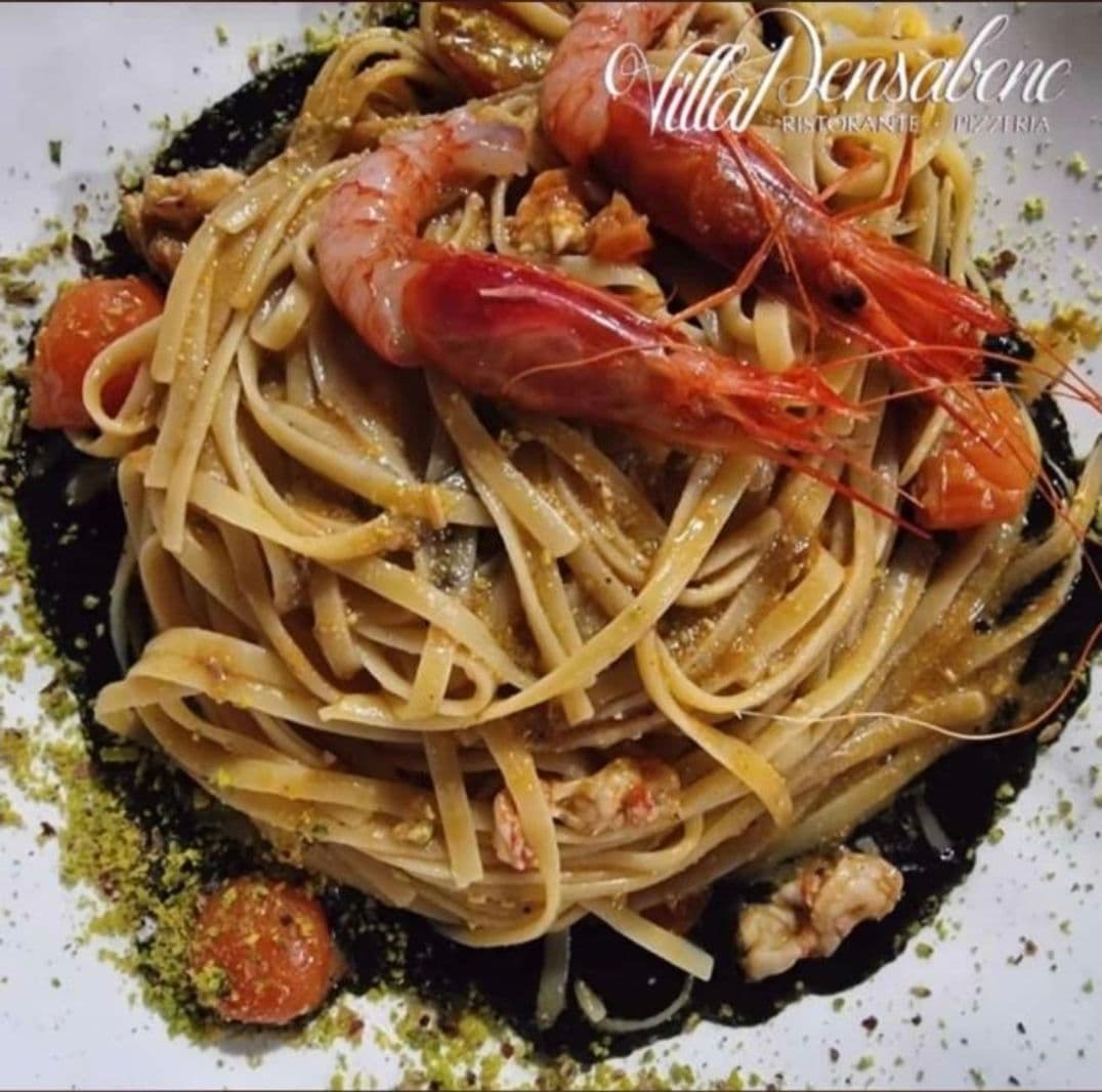 MEDITERRANE FETTUCCINE MIT TINTENFISCHTINTE*, ROTER GARNELE*, KIRSCHTOMATE UND PISTAZIENPULVER (2, 13)