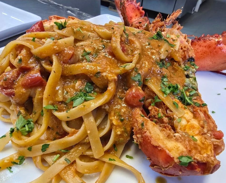 BRONZE-FETTUCCINE MIT HUMMER* UND KIRSCHTOMATE (2)