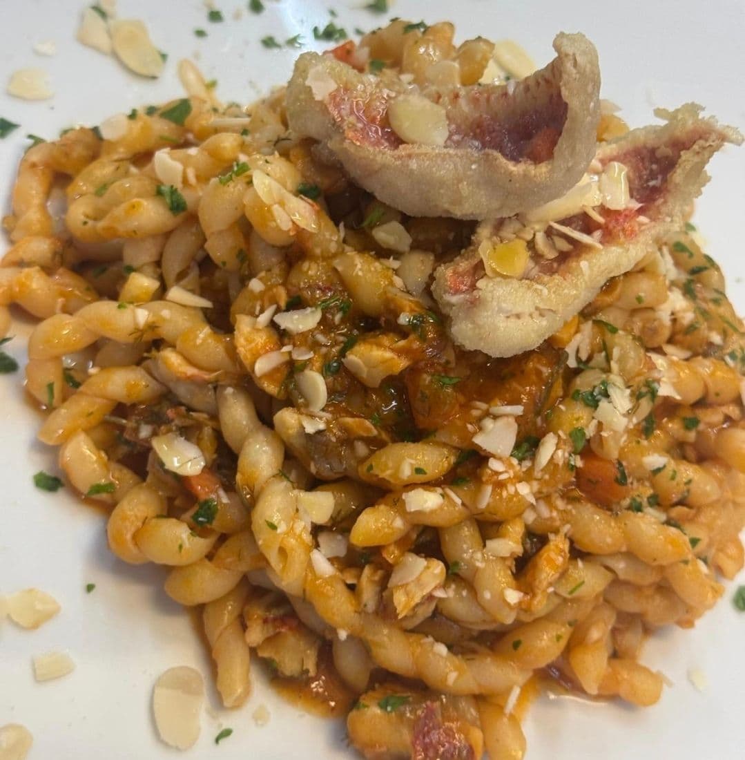 BUSIATE MIT MEERBARBEN*-RAGÙ, WILDEM FENCHEL UND GERÖSTETEN MANDELN (4, 13)