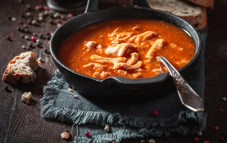 Kutteln in Tomatensauce