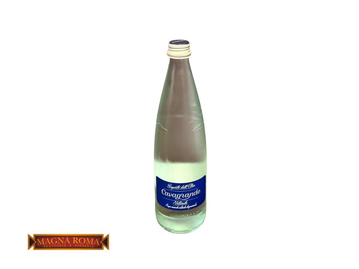 Agua en botella de cristal