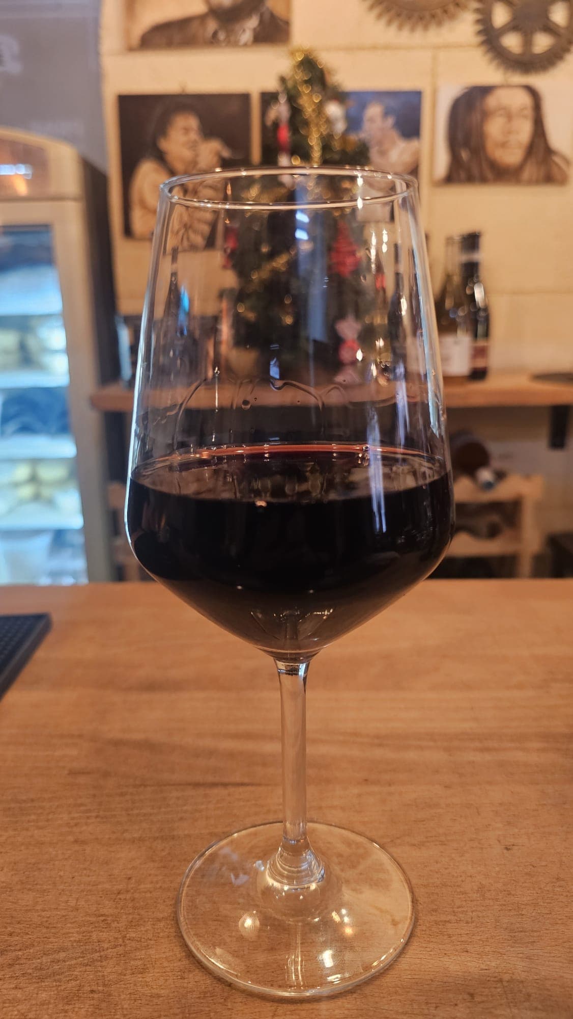 一杯红葡萄酒