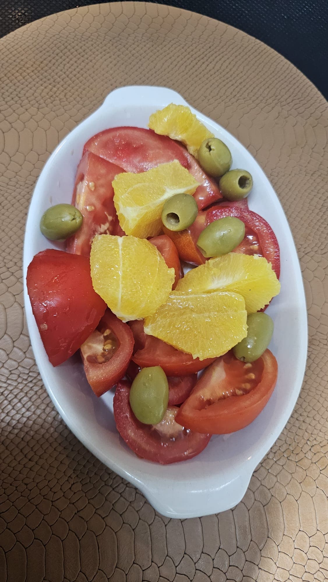 PIATTO DI POMODORO, OLIVE, ARANCE
