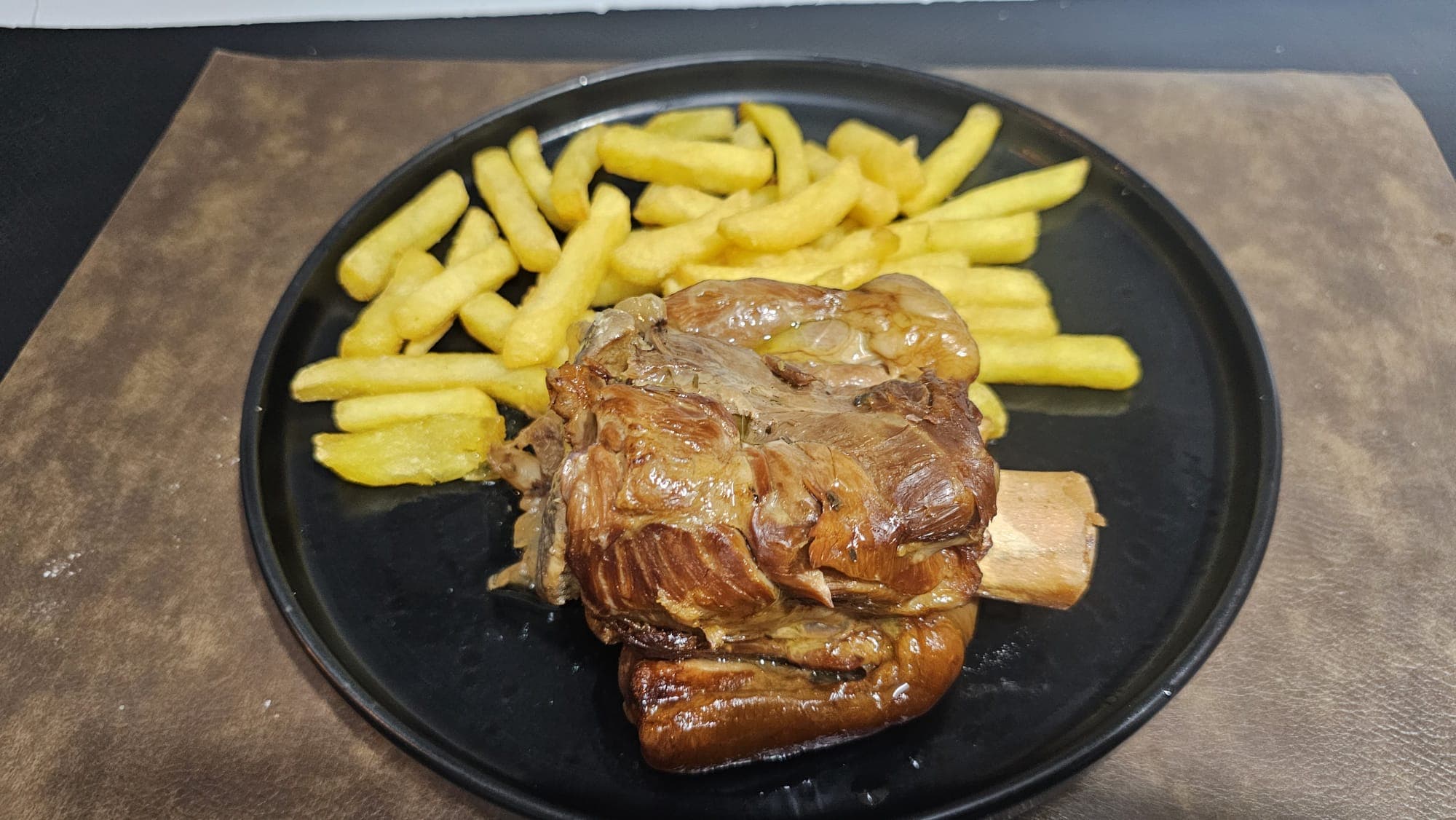 STINCO DI MAIALE B, PATATINE FRITTE*